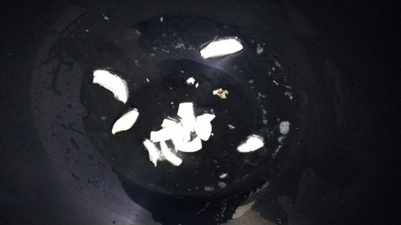 素炒南瓜,起油锅,放入大蒜煸出香味