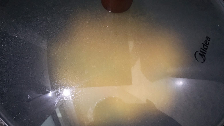 素炒南瓜,盖上锅盖,中大火煮2~3分钟