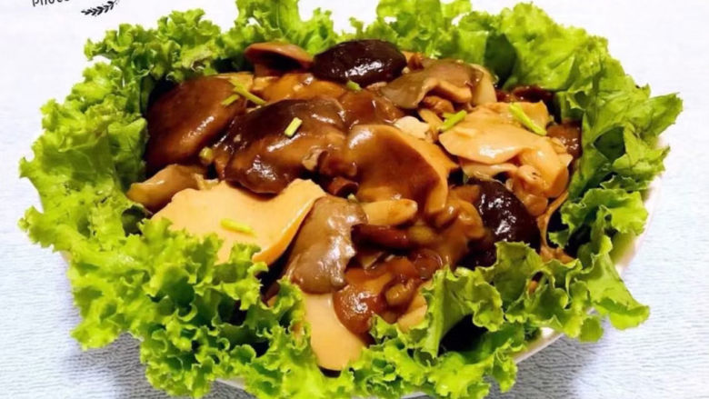 蘑菇炒肉,盘子用生菜做装饰再摆入杂蘑就大功告成了