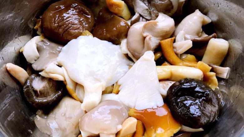 蘑菇炒肉,在超市买到杂蘑好开心里面有好多种蘑菇