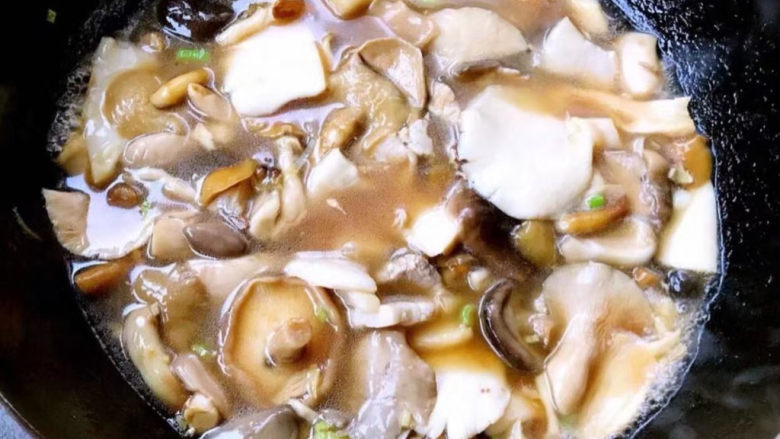 蘑菇炒肉,添加适量清水或高汤炖起来