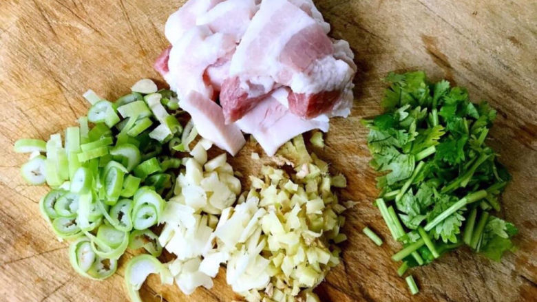 蘑菇炒肉,<a style='color:red;display:inline-block;' href='/shicai/ 428'>五花肉</a>切片<a style='color:red;display:inline-block;' href='/shicai/ 3250'>葱</a><a style='color:red;display:inline-block;' href='/shicai/ 37'>姜</a>蒜<a style='color:red;display:inline-block;' href='/shicai/ 131'>香菜</a>切粒