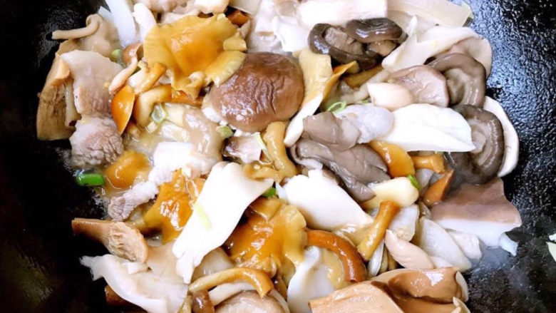 蘑菇炒肉,放入杂蘑大火快速翻炒均匀