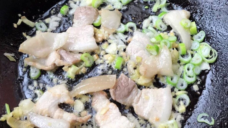 蘑菇炒肉,放入葱姜蒜爆香