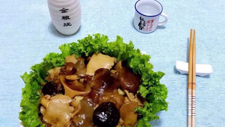 蘑菇炒肉,搭配小白烧别有一番滋味