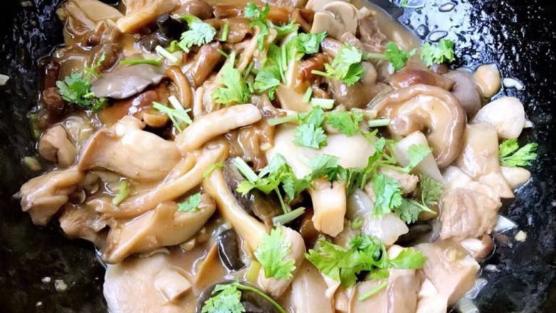 蘑菇炒肉,炖至汤汁不多时放入盐和<a style='color:red;display:inline-block;' href='/shicai/ 717'>味精</a>调味均匀最后撒上香菜提鲜即可出锅享用