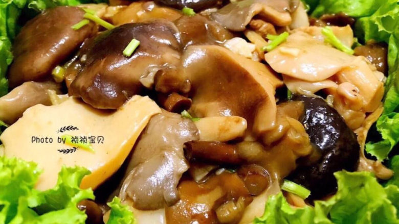 蘑菇炒肉,杂蘑入口滑嫩细腻混搭五花肉的香浓让人百吃不厌