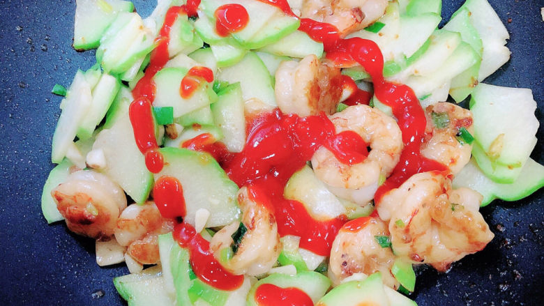 佛手瓜炒鸡蛋,加入<a style='color:red;display:inline-block;' href='/shicai/ 753'>番茄沙司</a>,翻炒均匀。