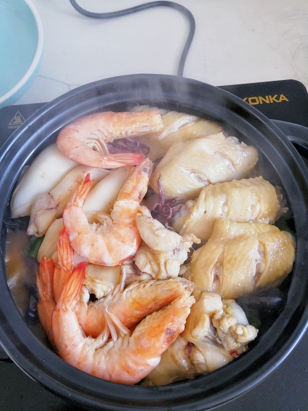 三汁焖锅,盖盖,中小火焖至食材八成熟,约8分钟。