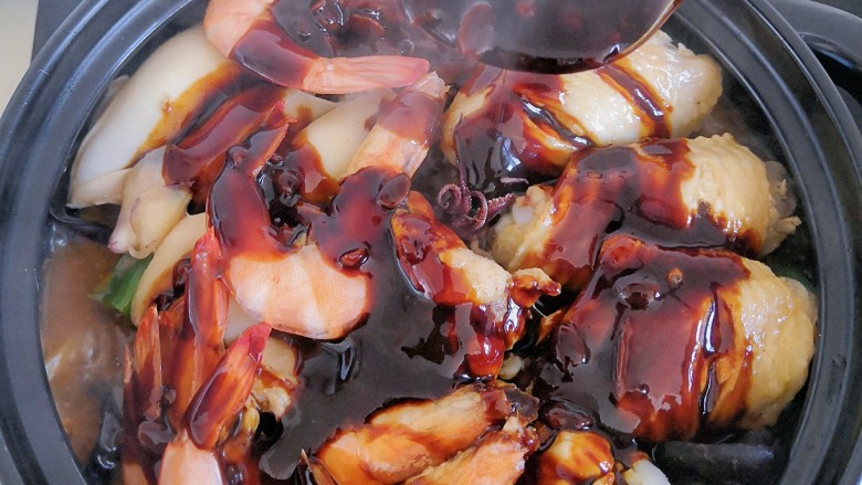 三汁焖锅,将酱料均匀浇在食材上面,盖盖继续中小火焖10分钟。