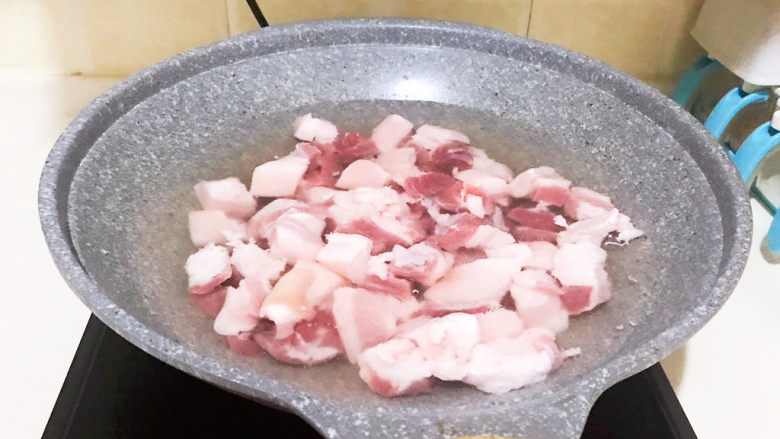 啤酒红烧肉,五花肉冷水下锅,水开后焯水5分钟