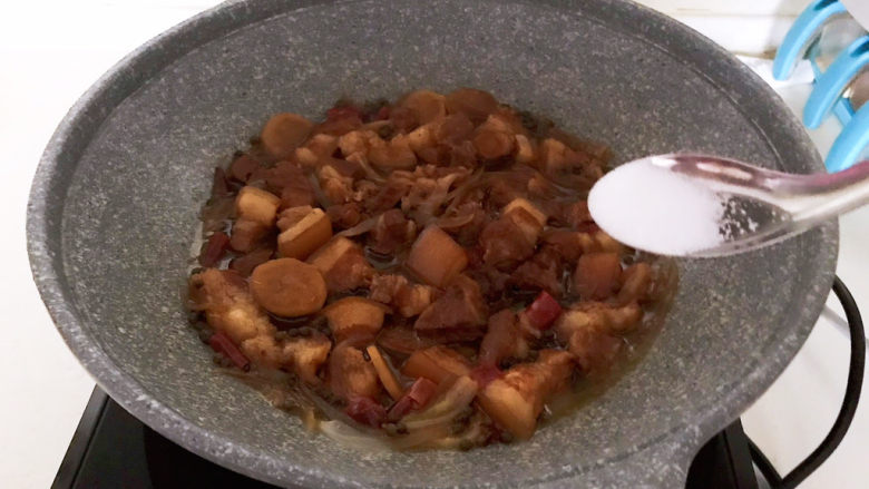 啤酒红烧肉,加入精盐调味,翻炒均匀即可