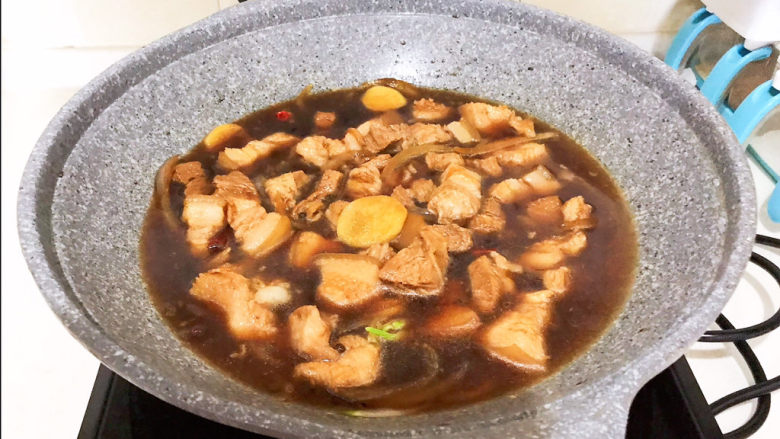 啤酒红烧肉,加入啤酒,啤酒没过五花肉