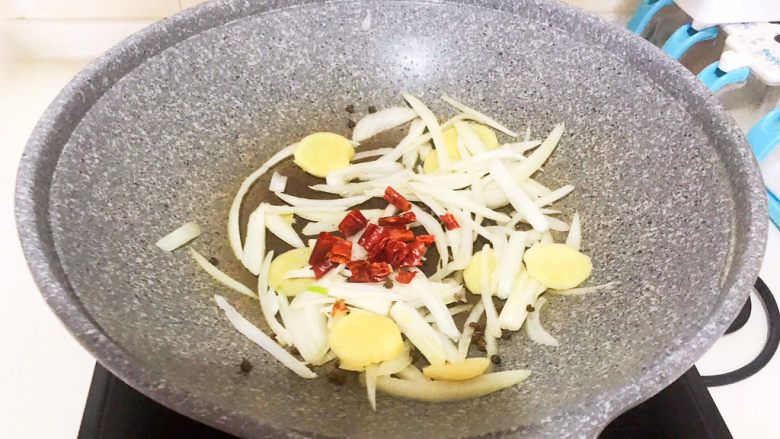 啤酒红烧肉,炒锅烧热后加入<a style='color:red;display:inline-block;' href='/shicai/ 849'>花生油</a>,油烧热后加入葱姜,花椒粒和辣椒段,炒出香味
