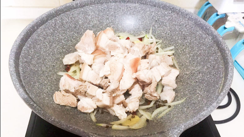 啤酒红烧肉,加入五花肉,翻炒2分钟