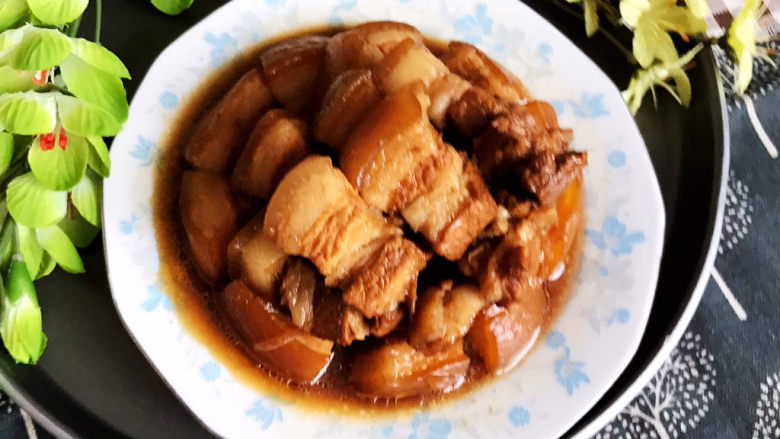 啤酒红烧肉,啤酒红烧肉口感香糯,肥而不腻,风味独特