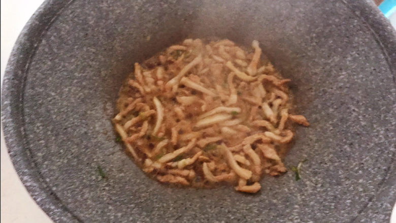 青椒炒胡萝卜,翻炒均匀后加入1小勺开水,烧2分钟