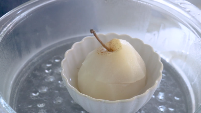 川贝炖雪梨,将雪梨放入碗中,隔水蒸一个半小时分钟即可