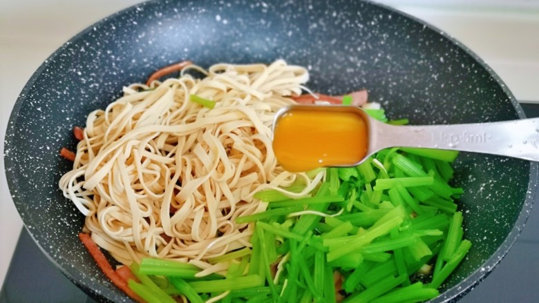 青椒炒千张,再加入一勺鲜鸡汁,小火翻炒。
