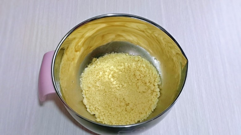 南瓜挞,戴上食品手套,搓成沙子状,再加入牛奶,搅拌均匀至无干粉。