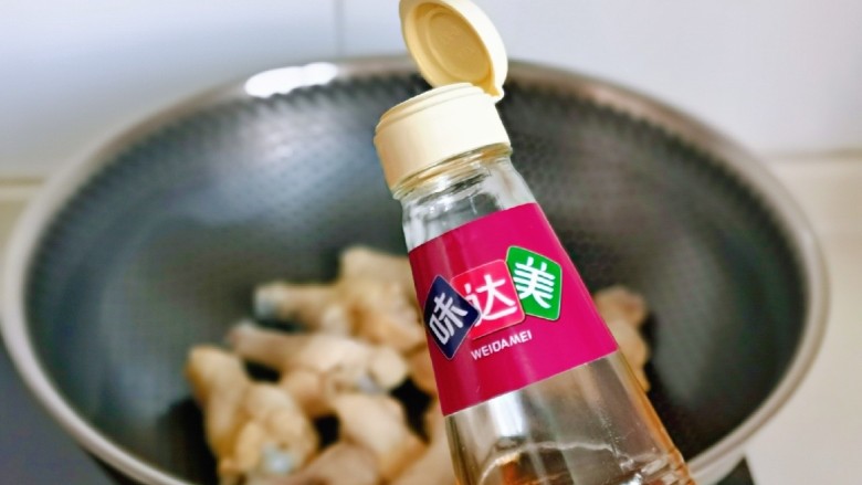 鸡腿炖蘑菇,加入<a style='color:red;display:inline-block;' href='/shicai/ 718'>料酒</a>去腥。