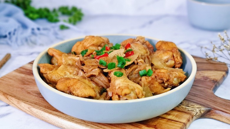 鸡腿炖蘑菇,盛出装盘,撒上葱花,<a style='color:red;display:inline-block;' href='/shicai/ 86663'>红辣椒</a>。