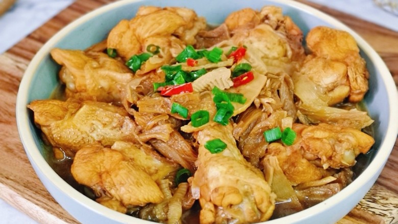 鸡腿炖蘑菇,宝贝一口气吃了6个鸡翅根,说太美味了。