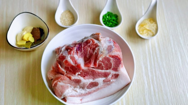 啤酒红烧肉,准备食材,葱<a style='color:red;display:inline-block;' href='/shicai/ 37'>姜</a>蒜去皮切好。