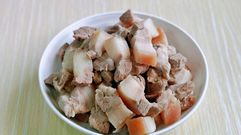 啤酒红烧肉,捞出用温水反复冲洗,将肉上的杂质冲洗干净,再淋干水分。