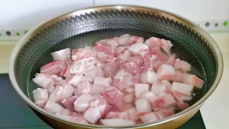啤酒红烧肉,焯水:冷水下锅大火烧开煮2分钟。