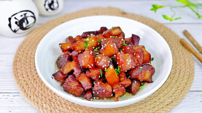啤酒红烧肉,盛出装盘,色香味俱全。