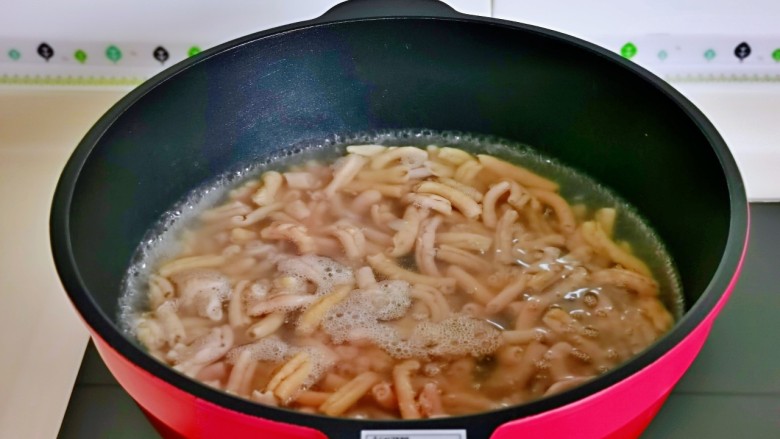 爆炒肥肠,鸭肠焯水,锅中加水烧开,下鸭肠,大火煮2分钟捞出,冷水冲洗两遍。