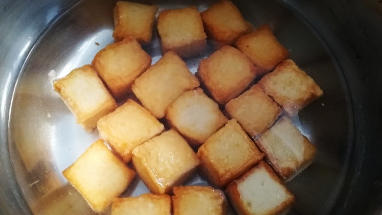 孜然鱼豆腐,<a style='color:red;display:inline-block;' href='/shicai/ 1619'>鱼豆腐</a>温水里泡5分钟,捞出。
