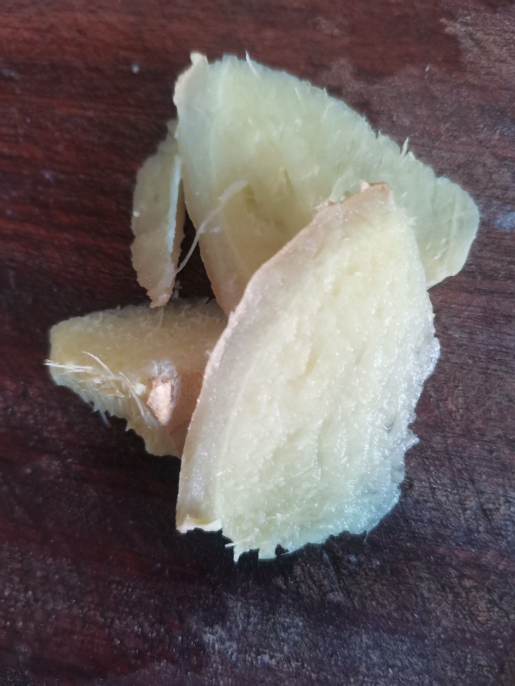 豆腐炖藕片,<a style='color:red;display:inline-block;' href='/shicai/ 37'>姜</a>切片