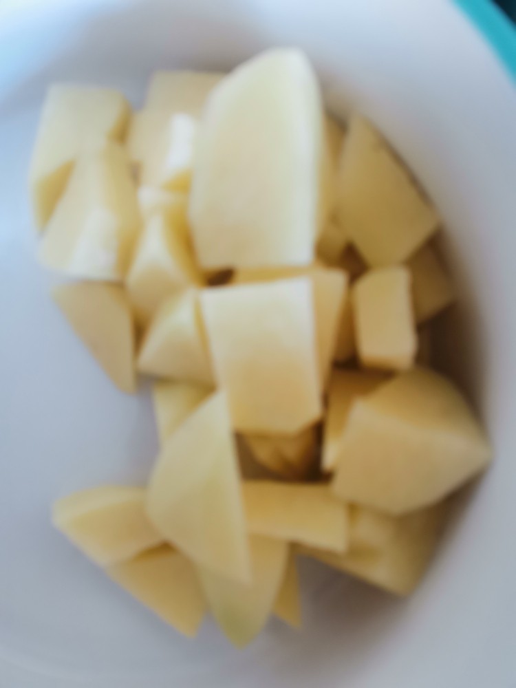 豆腐炖藕片,切小块