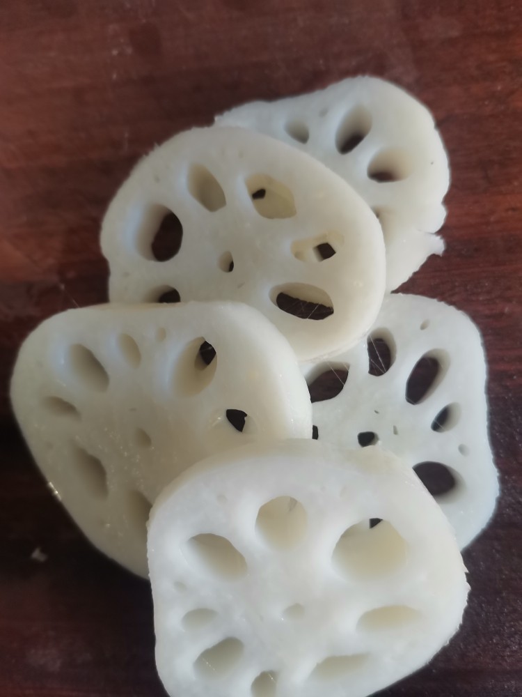 豆腐炖藕片,切片