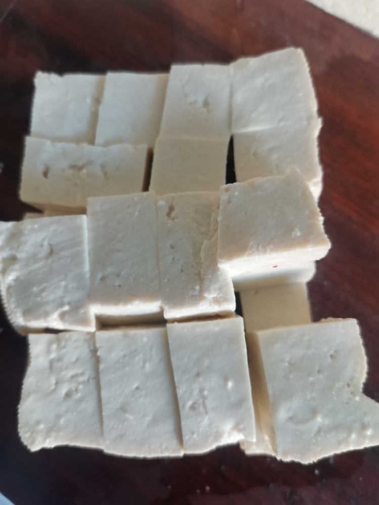 豆腐炖藕片,<a style='color:red;display:inline-block;' href='/shicai/ 465'>豆腐</a>切小块