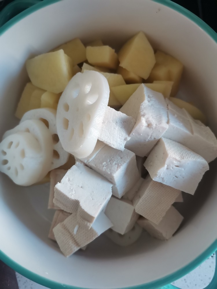 豆腐炖藕片,都放到大碗中备用