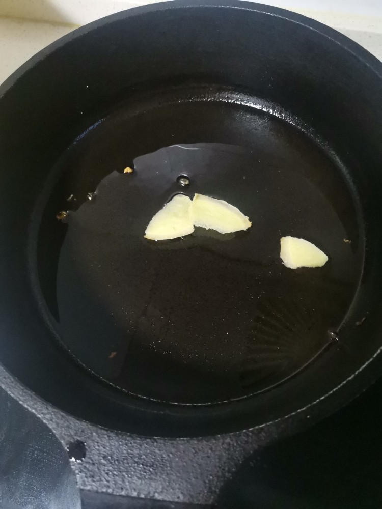 豆腐炖藕片,起锅底油加姜片