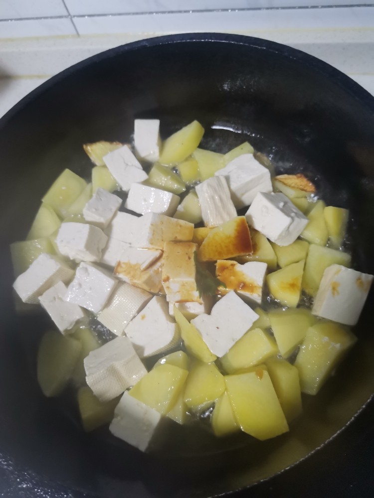 豆腐炖藕片,加<a style='color:red;display:inline-block;' href='/shicai/ 692'>酱油</a>