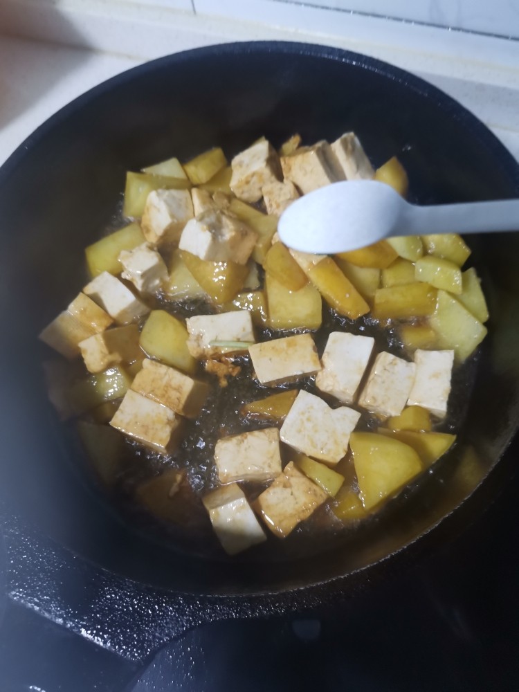 豆腐炖藕片,加盐