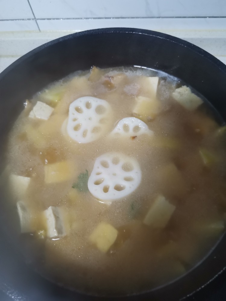豆腐炖藕片,炖10分加藕片
