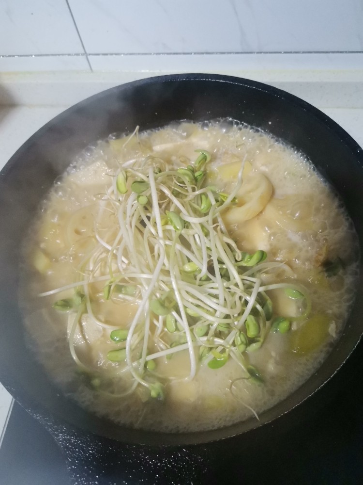 豆腐炖藕片,在炖10分加长豆芽