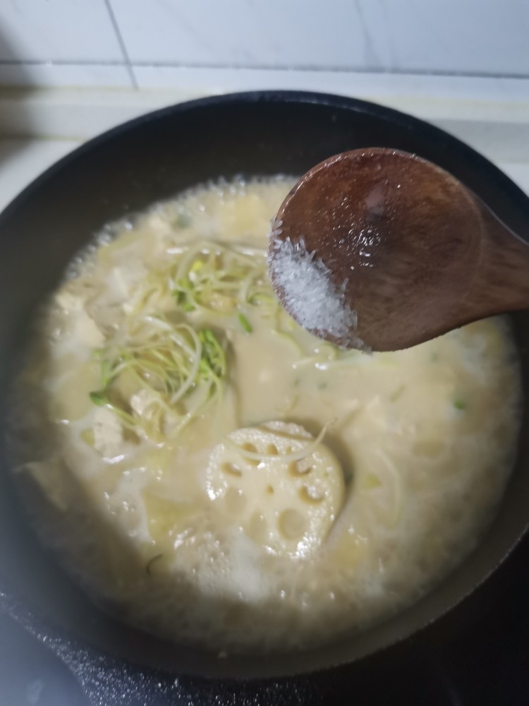 豆腐炖藕片,出锅前加<a style='color:red;display:inline-block;' href='/shicai/ 717'>味精</a>