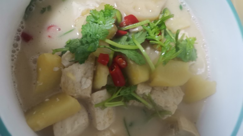 豆腐炖藕片,加<a style='color:red;display:inline-block;' href='/shicai/ 131'>香菜</a>小米辣