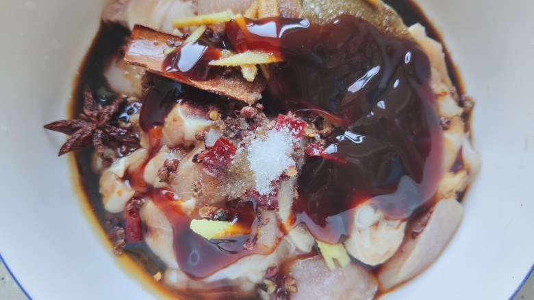 鸡腿炖蘑菇,加适量料酒,生抽,一小勺细砂糖,适量蚝油