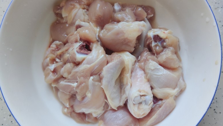 鸡腿炖蘑菇,鸡腿切成块,洗净