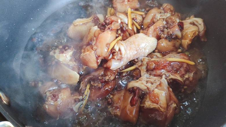 鸡腿炖蘑菇,下鸡块(连酱汁一并倒入)