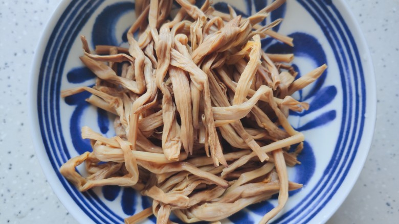 鸡腿炖蘑菇,泡好的黄花菜洗净,挤干水分