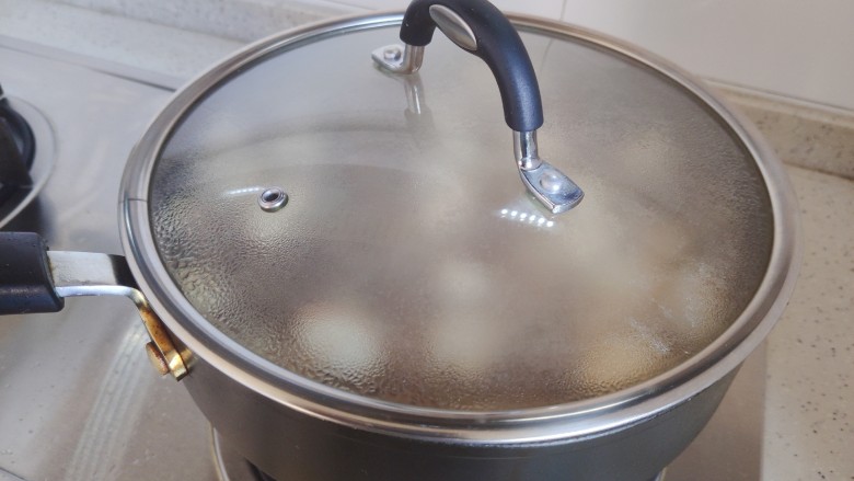 鸡腿炖蘑菇,大火烧开之后盖上锅盖,转小火,焖煮15-20分钟